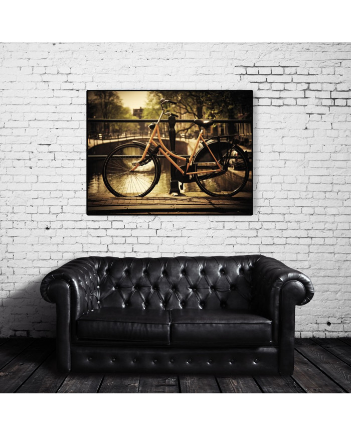 Bicicleta sobre el canal, Amsterdam, Holanda