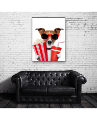 Perro afrancesado viendo una película