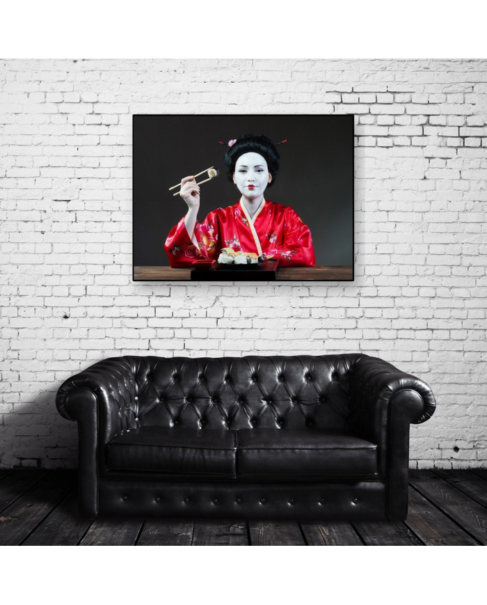 Geisha japonesa con sushi