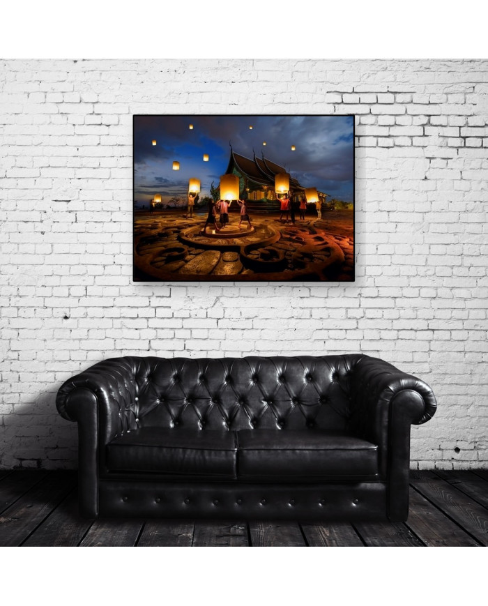 Lámparas voladoras en el festival del templo de Sirindhorn, Wat Phu Prao