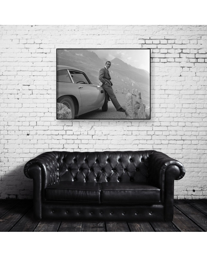 James Bond en los Alpes con el Aston Martin DB5