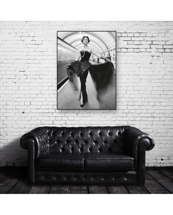 Barbara Goalen con vestido de noche del diseñador John Cavanagh, estación de Covent Garden, Londres, 1954