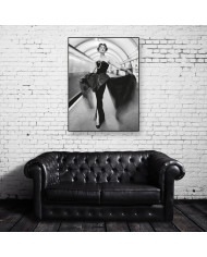 Barbara Goalen con vestido de noche del diseñador John Cavanagh, estación de Covent Garden, Londres, 1954