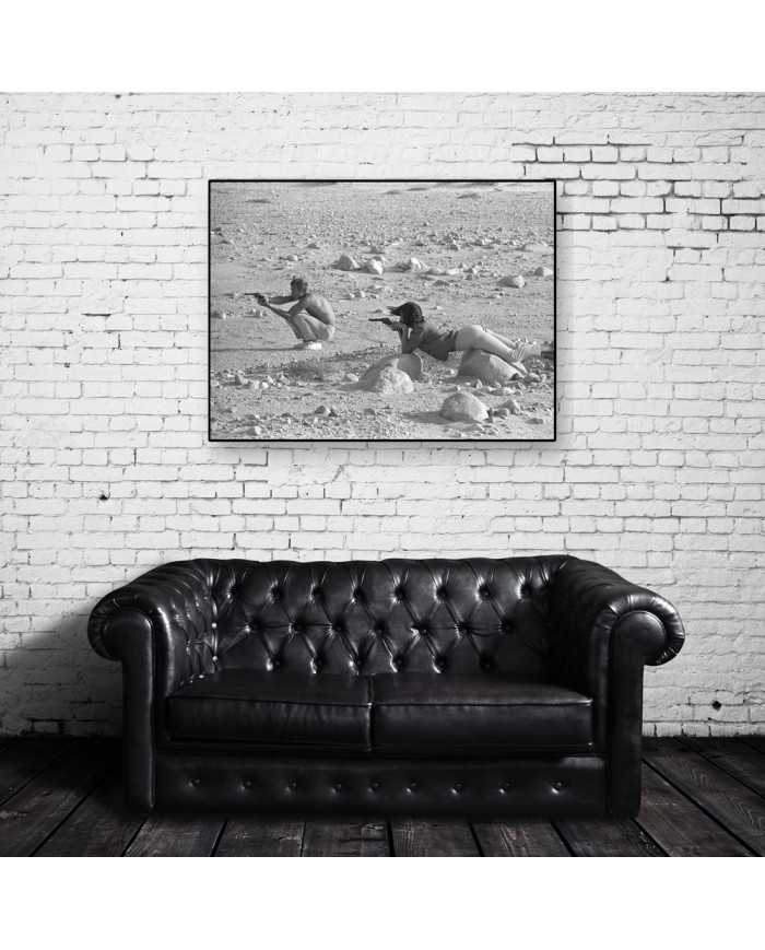 Steve Mcqueen y Neilie Adams, practicando en el desierto de California, 1963