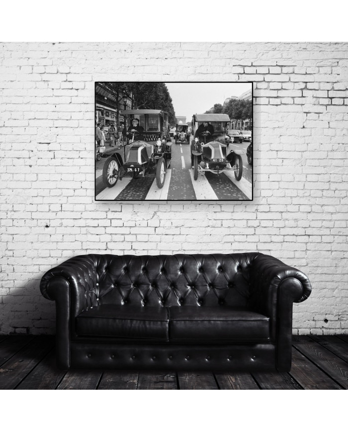 Taxis de 1940, circulando por Champes Elysees, París, 1985