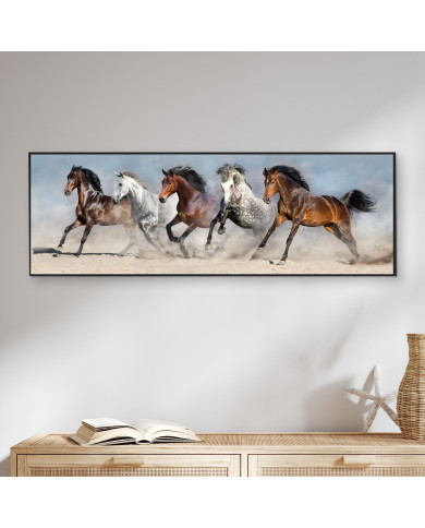 Caballos salvajes corriendo en polvo del desierto Caballos salvajes corriendo en polvo del desierto