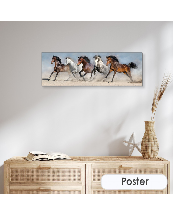 Caballos salvajes corriendo en polvo del desierto