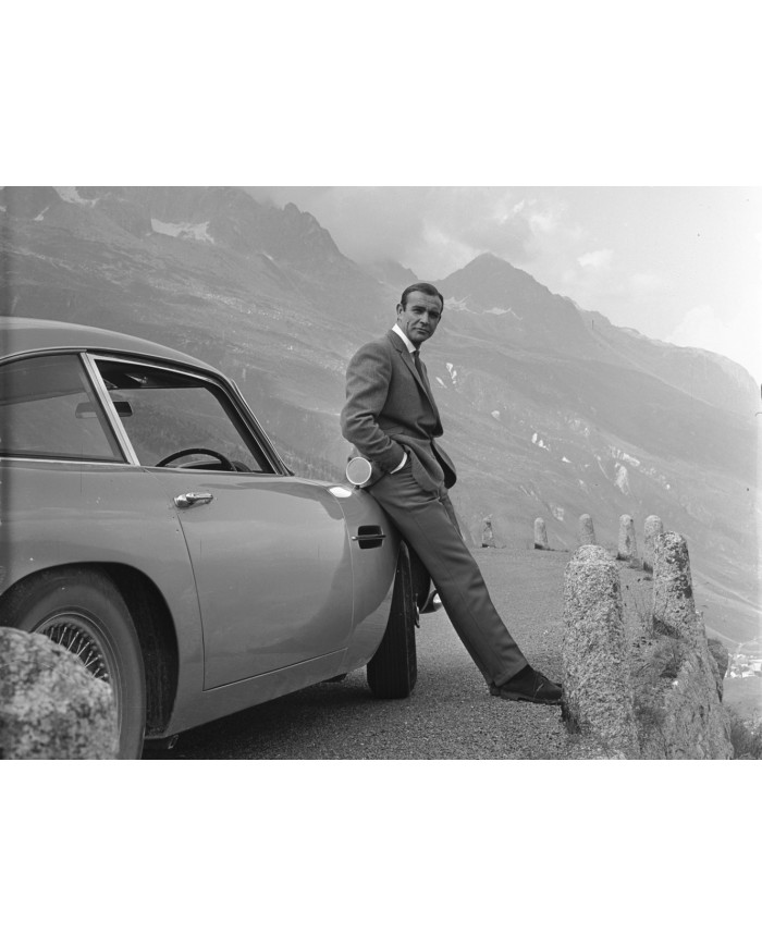 James Bond en los Alpes con el Aston Martin DB5