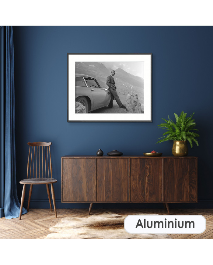 James Bond en los Alpes con el Aston Martin DB5