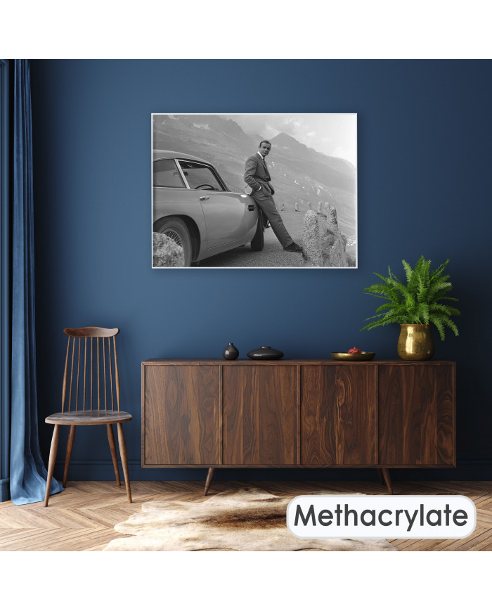 James Bond en los Alpes con el Aston Martin DB5