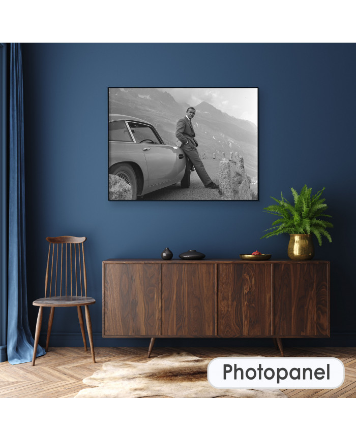 James Bond en los Alpes con el Aston Martin DB5