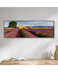 Mujer vestida tradicionalmente junto a templo Daigo-ji de Kyoto en pleno otoño, Japón