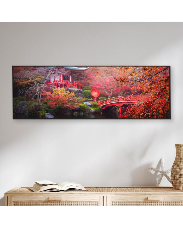 Mujer vestida tradicionalmente junto a templo Daigo-ji de Kyoto en pleno otoño, Japón