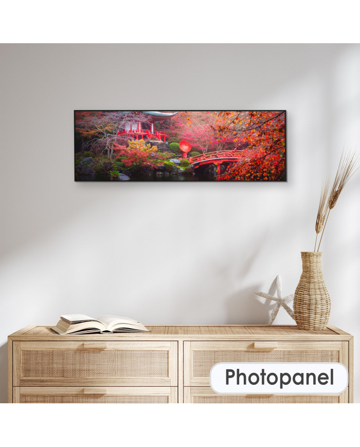 Mujer vestida tradicionalmente junto a templo Daigo-ji de Kyoto en pleno otoño, Japón