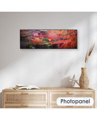 Mujer vestida tradicionalmente junto a templo Daigo-ji de Kyoto en pleno otoño, Japón