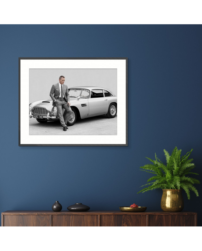 James Bond con su Aston Martin en Spectre 007, 2015