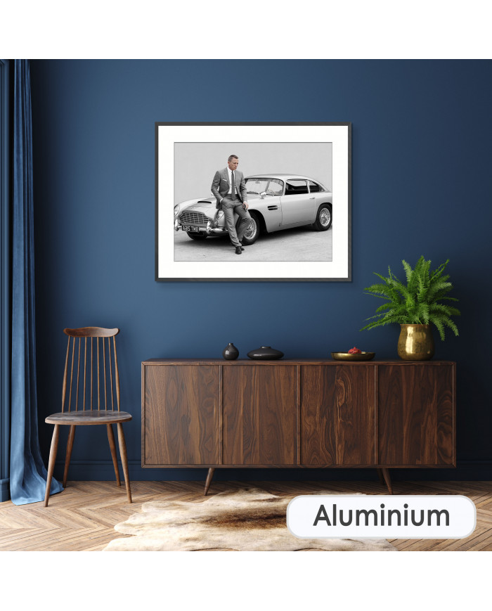 James Bond con su Aston Martin en Spectre 007, 2015