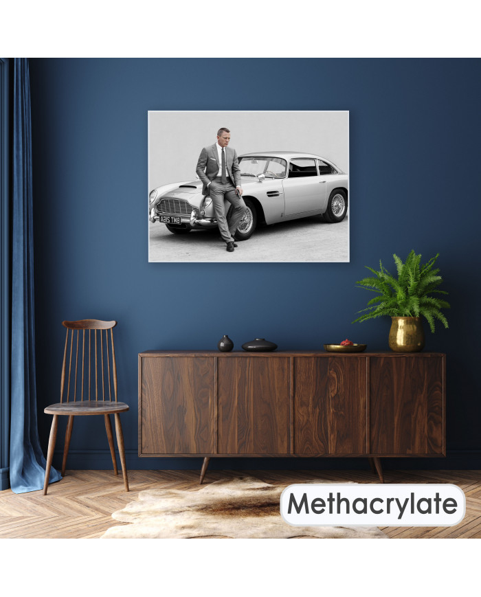 James Bond con su Aston Martin en Spectre 007, 2015