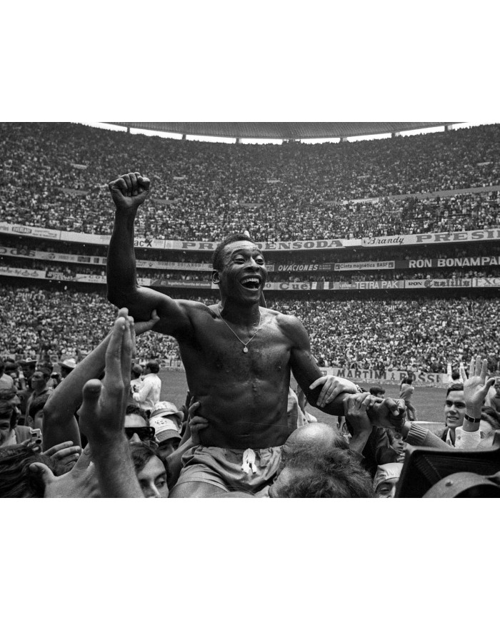 Pelé celebrando el mundial en el estadio Azteca, Mexico, 1970