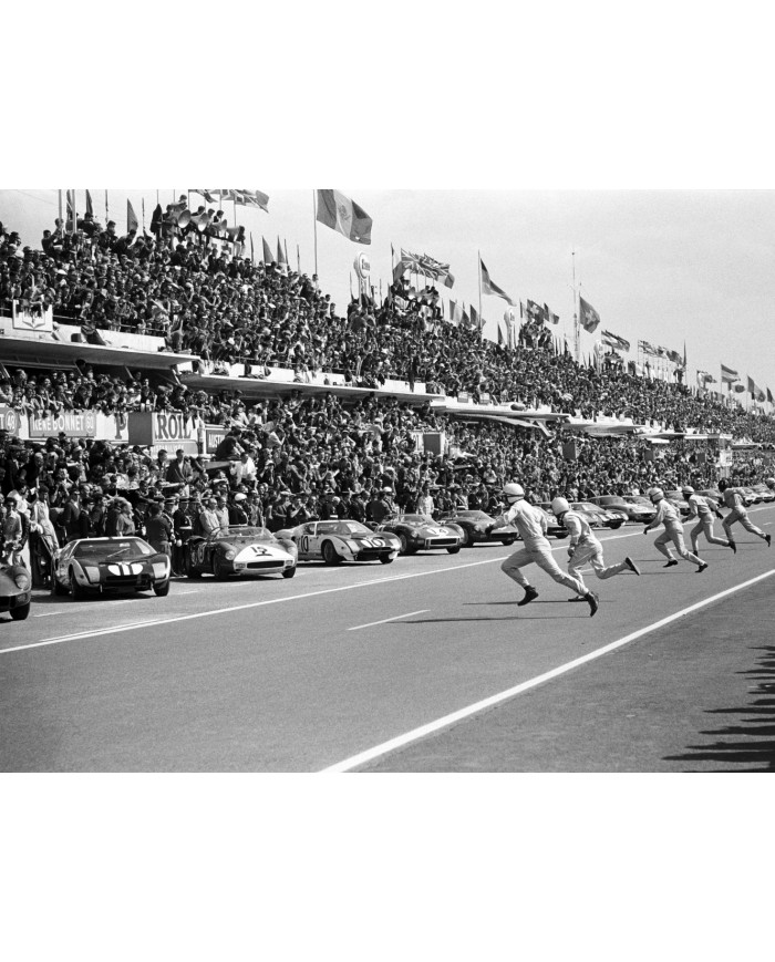 John Surtees con su  Ferrari 3330P y Richie Ginther con su Ford GT40 Mk.1 , GP LeMans 1964,  MotorSport Gallery Collection