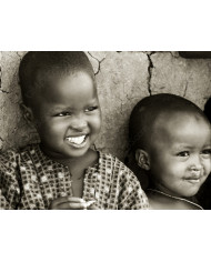 Leopardo sentado esperando a su presa