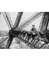 Obreros construyendo la Torre Eiffel, 1889
