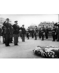 De Gaulle y Eisenhower en la ceremonia a  soldados y partisanos caídos, París, 1945