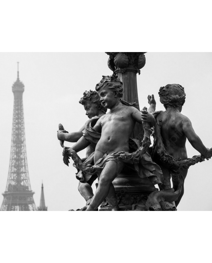 Querubines junto a la Tour Eiffel, París, Francia