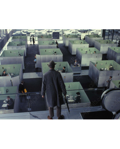 Jacques Tati como Monsieur Hulot contemplando el laberinto de oficinas en la nueva París Jacques Tati como Monsieur Hulot contemplando el laberinto de oficinas en la nueva París