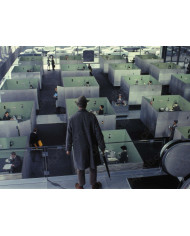 Jacques Tati como Monsieur Hulot contemplando el laberinto de oficinas en la nueva París