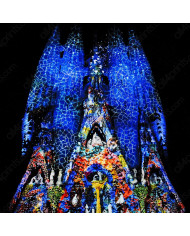 Sagrada Familia iluminada de noche, Barcelona, España