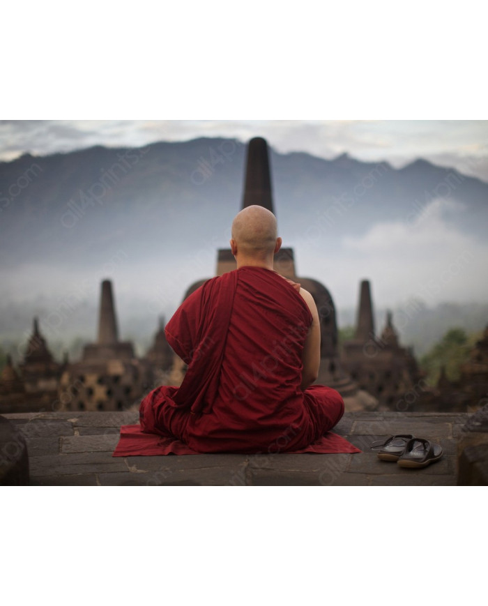 Monje mediando en Borobudur, Indonesia