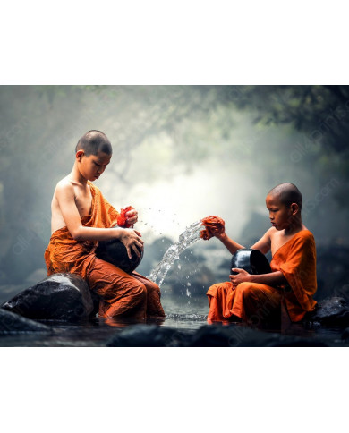Niños monjes budistas limpiando utensilios de comida Niños monjes budistas limpiando utensilios de comida