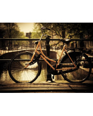 Bicicleta sobre el canal, Amsterdam, Holanda