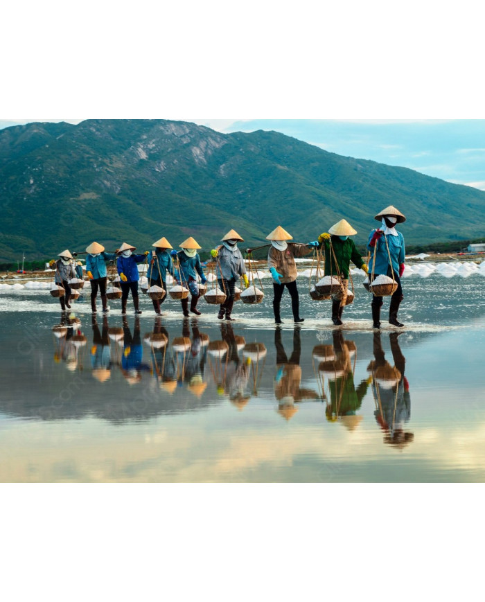 Mujeres llevando sal,NhaTrang,Vietnam