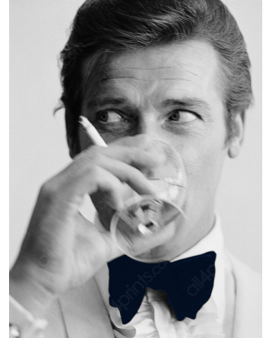 Roger Moore como James Bond, 1968 Roger Moore como James Bond, 1968
