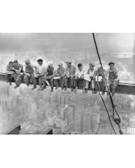 Trabajadores de la construcción descansando en una viga de acero, Manhattan Trabajadores de la construcción descansando en una viga de acero, Manhattan