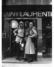 Yves Saint Laurent junto con Betty Catrox