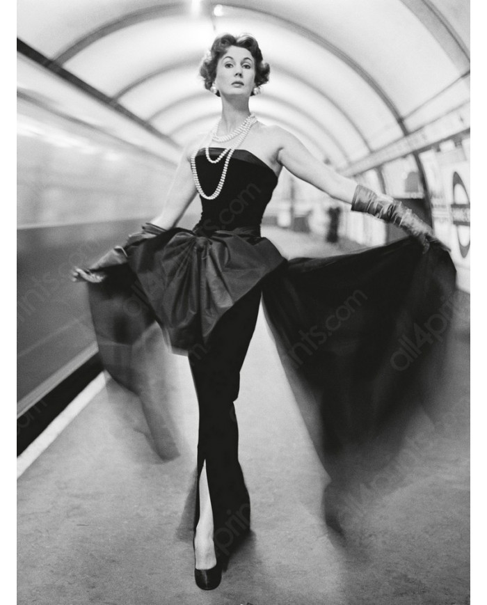 Barbara Goalen con vestido de noche del diseñador John Cavanagh, estación de Covent Garden, Londres, 1954