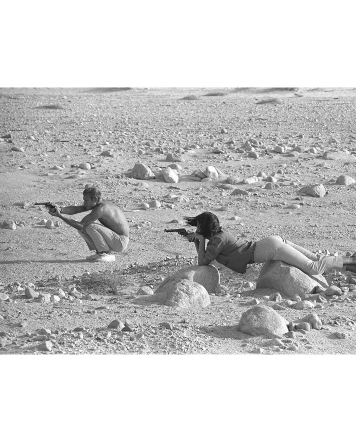 Steve Mcqueen y Neilie Adams, practicando en el desierto de California, 1963