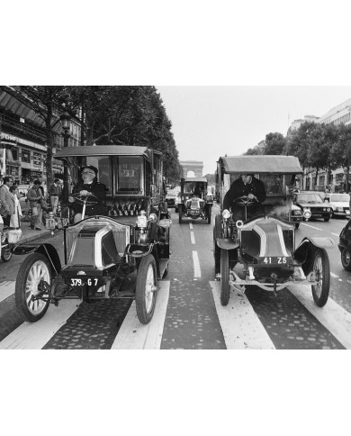 Taxis de 1940, circulando por Champes Elysees, París, 1985 Taxis de 1940, circulando por Champes Elysees, París, 1985