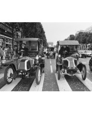 Taxis de 1940, circulando por Champes Elysees, París, 1985