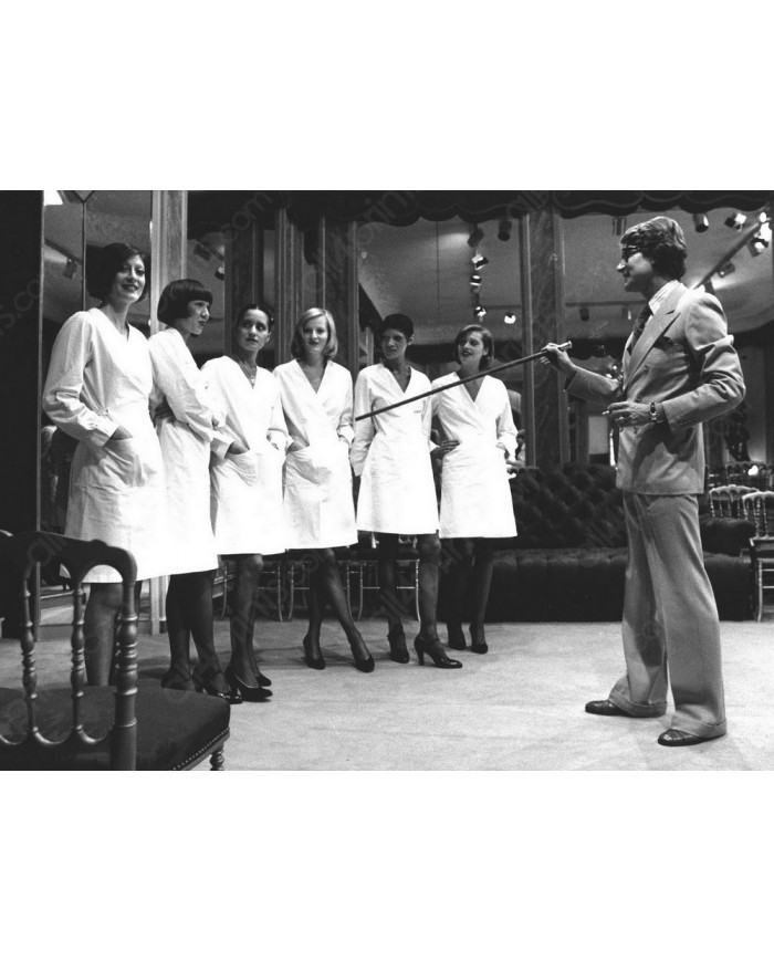 Yves Saint Laurent con sus modelos 1970