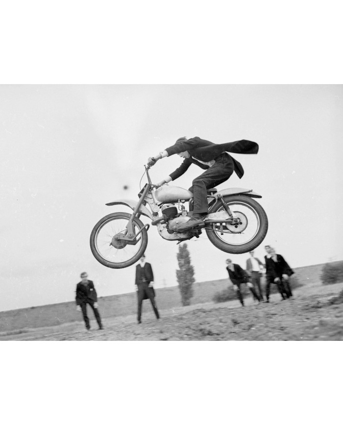 Alumnos de Eaton con moto off road Enduro