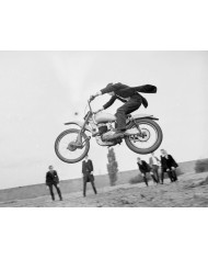 Alumnos de Eaton con moto off road Enduro