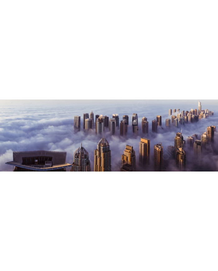 Rascacielos de Dubai bajo la niebla