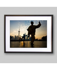 Practicando Taichi cerca de la Torre de Perla Oriental, Shanghai, China