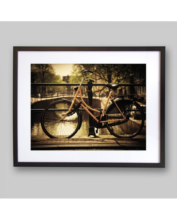 Bicicleta sobre el canal, Amsterdam, Holanda