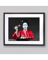 Geisha japonesa con sushi