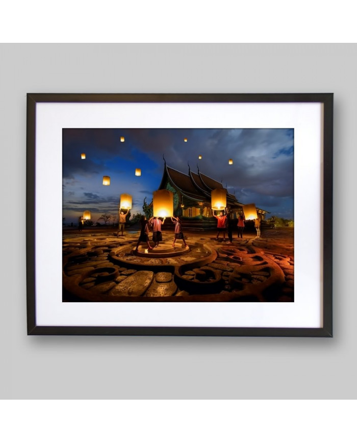 Lámparas voladoras en el festival del templo de Sirindhorn, Wat Phu Prao